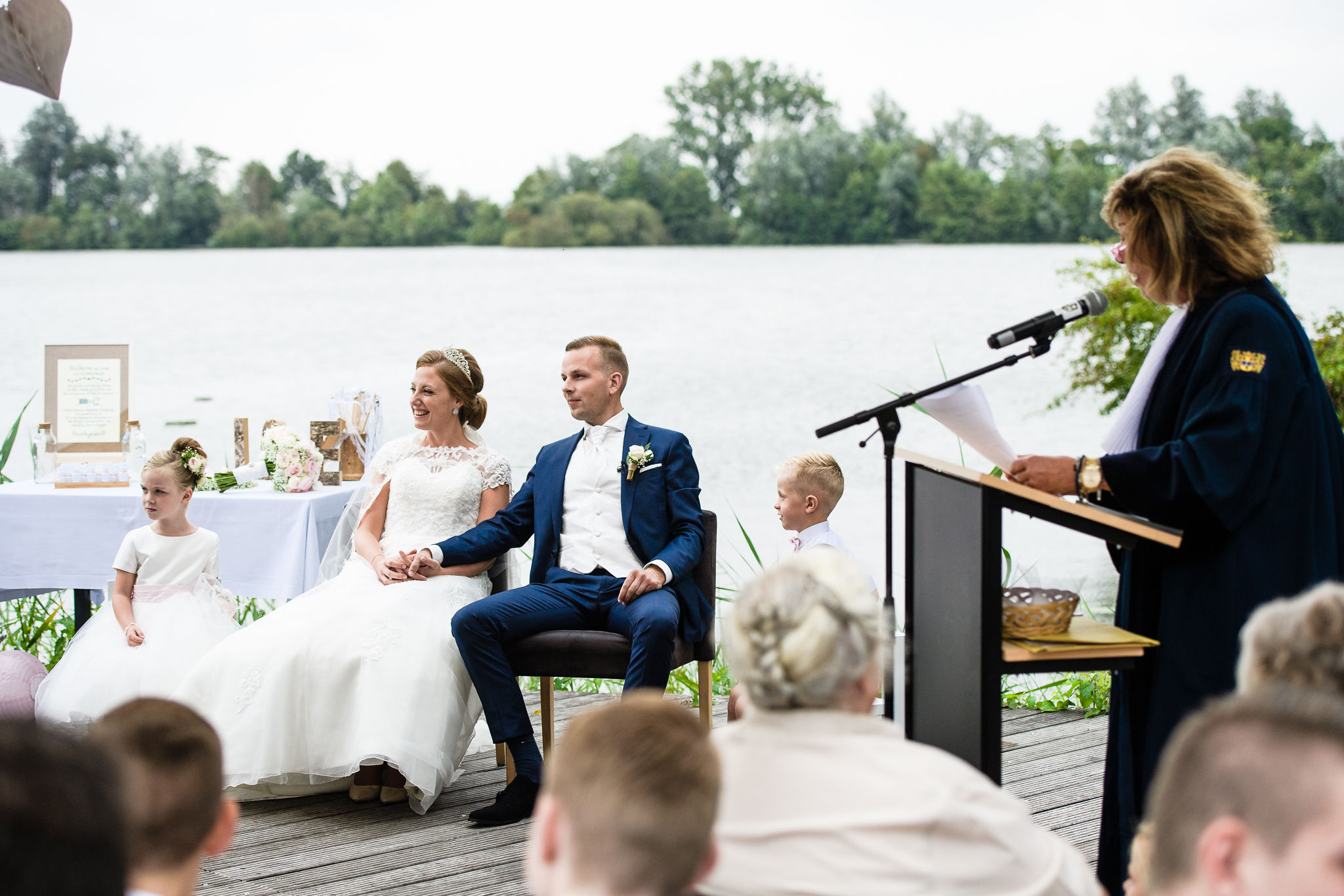 Trouwceremonie waterryck terras bij Buitenplaats Kameryck