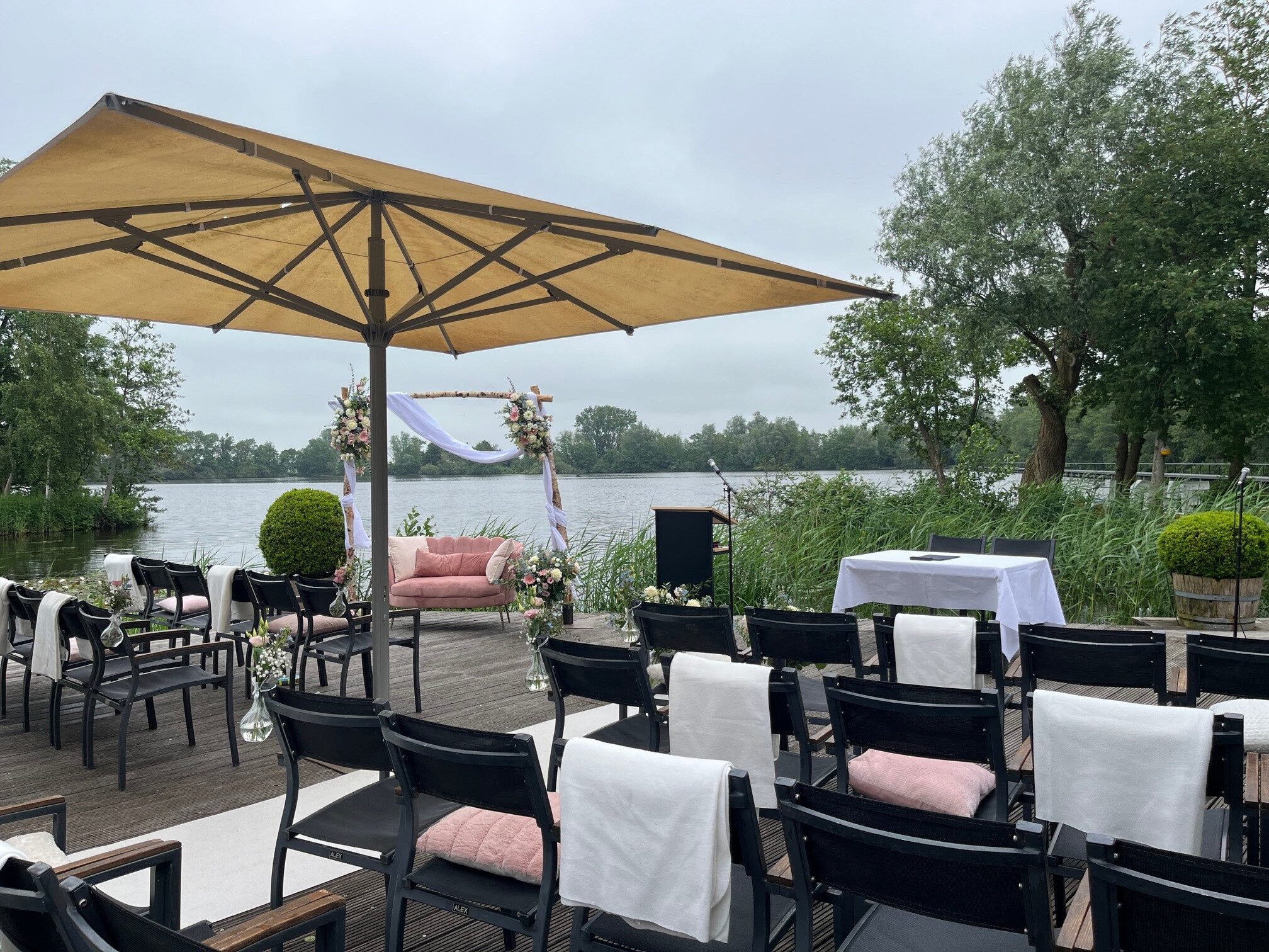 Bruiloft ceremonie waterryck bij Buitenplaats Kameryck