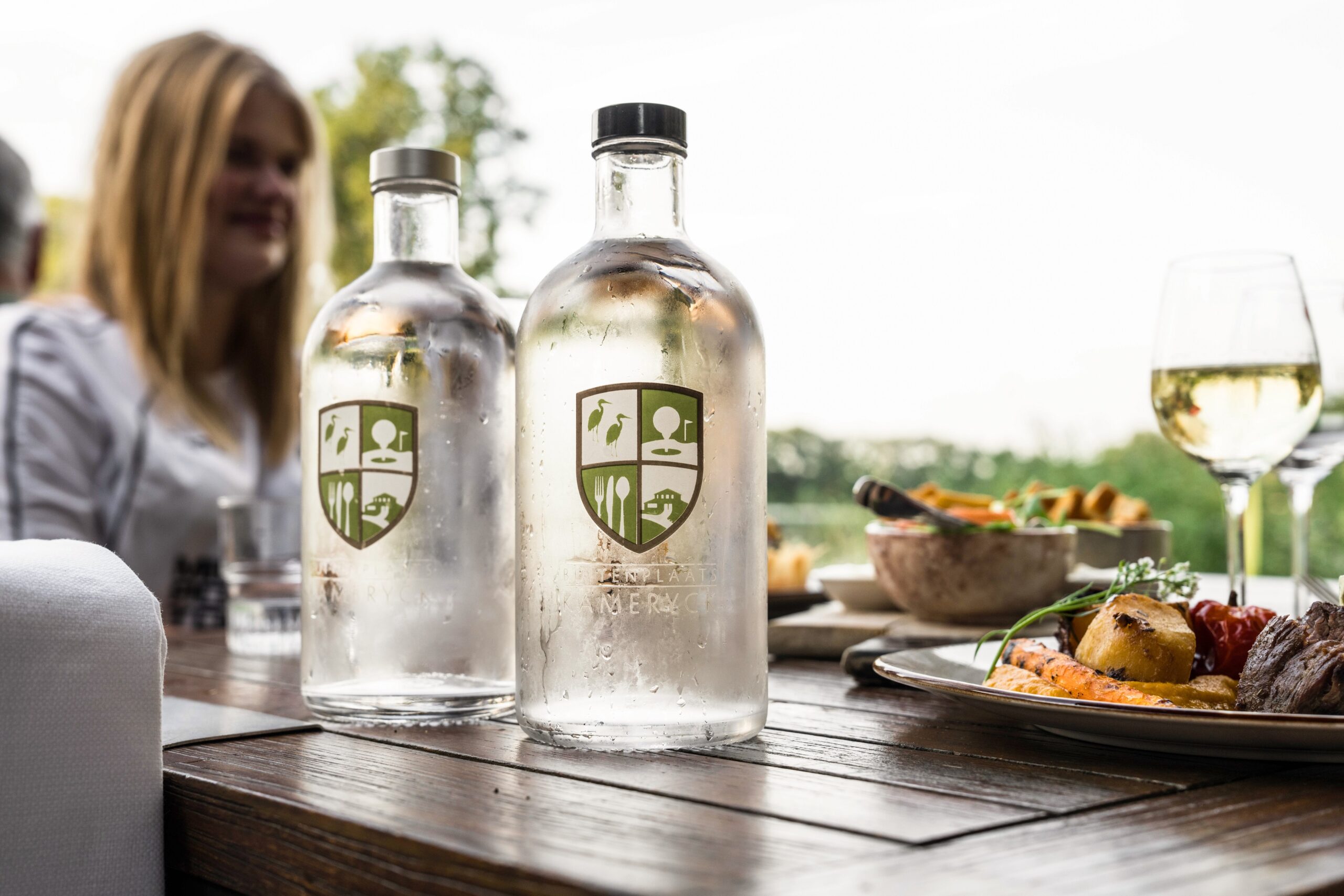 Plat en bruis water op tafel op het terras van Buitenplaats Kameryck