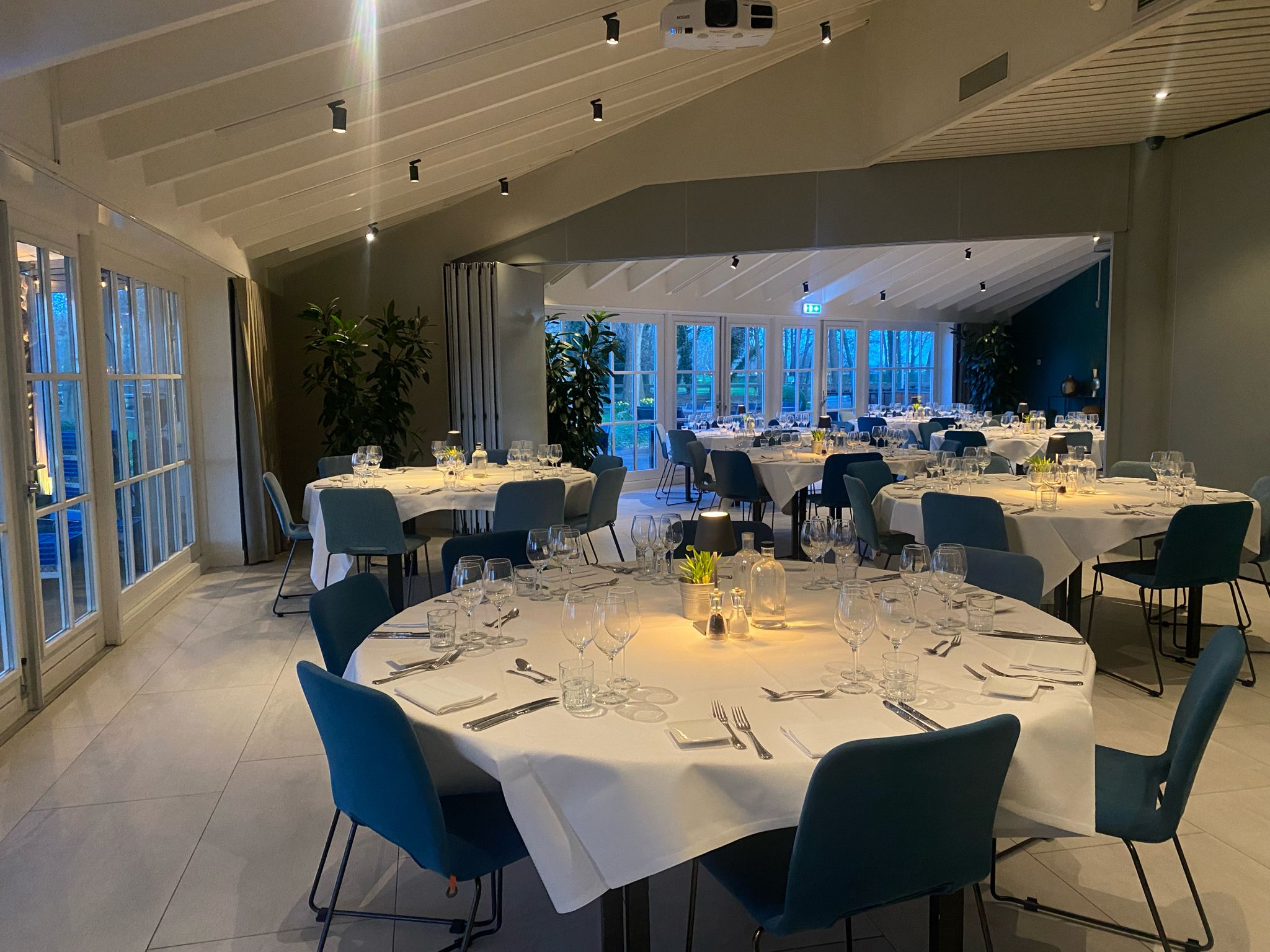 Diner ronde tafels bij Buitenplaats Kameryck