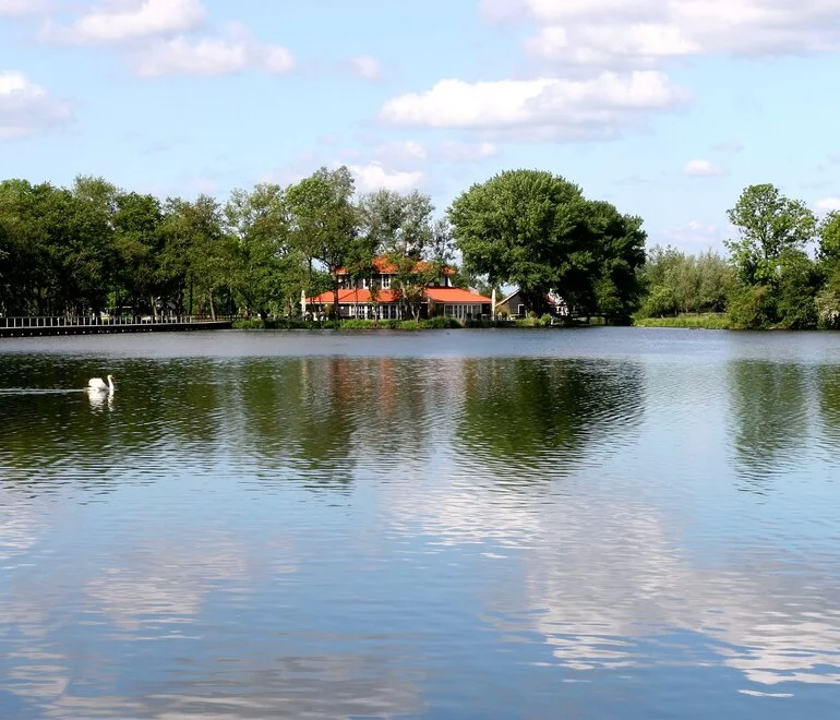 Aanzicht van restaurant 't Ryck over de plas gekeken.